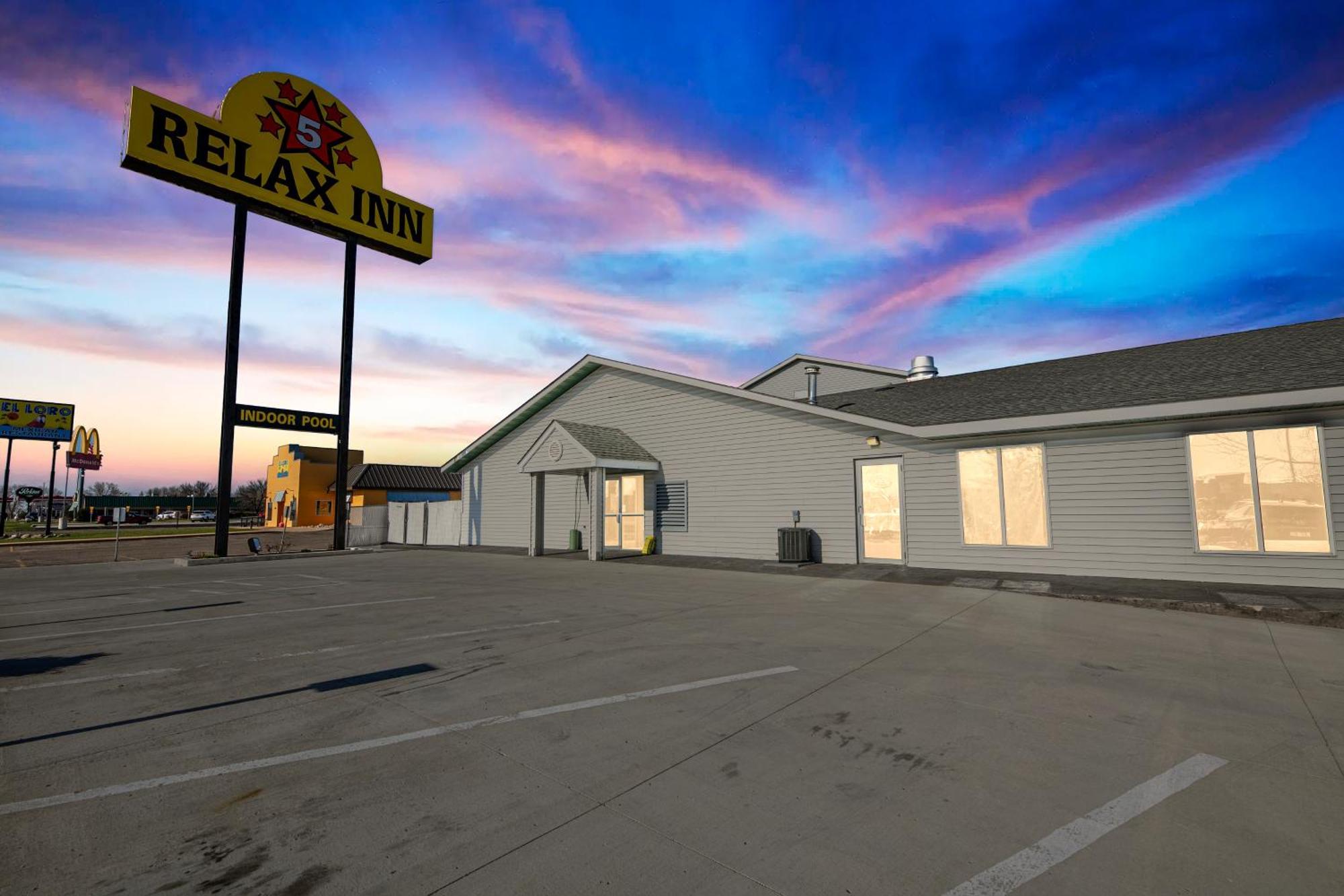 Relax Inn Alexandria Exterior photo